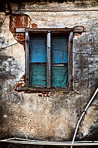 旧墙中的窗口窗户风化背景图片