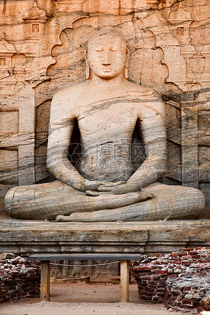 古老的佛像静坐着石头岩石雕像图片
