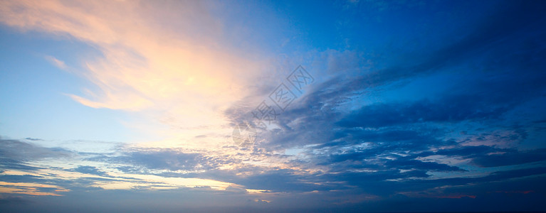 日落天空绿色晴天热带丘陵云景阴影背景图片