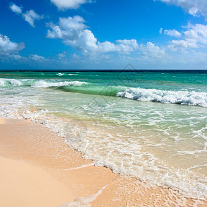 美丽的海滩和海天空蓝色波浪热带浴衣娱乐孤独风景假期海岸图片