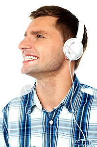 年轻男人听音乐图片