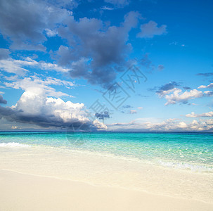 海滩沙滩放松海浪假期天空海岸晴天热带冲浪阳光太阳图片