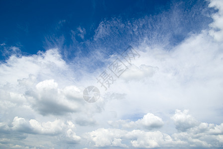 云沉淀天蓝色云景阳光水分天气蓝色季节积雨气候图片