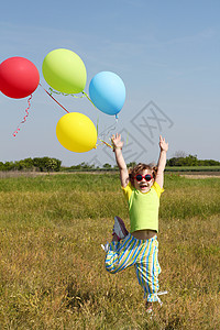 女孩有多彩的气球跳跃图片