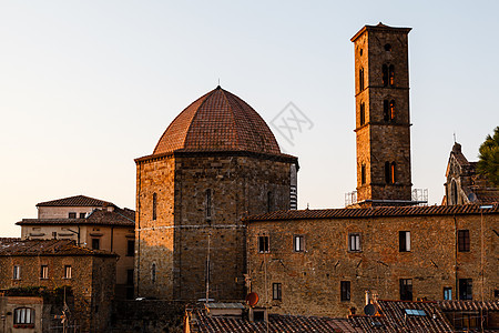 意大利托斯卡纳的伏尔特拉小城日落教会房屋假期宗教建筑物瓷砖正方形景观旅游爬坡图片