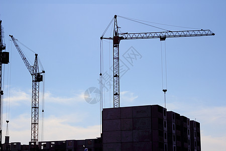 建筑工地上的起重和蓝色天空商业黄色住房起重机技术摩天大楼工程建筑学项目金属图片