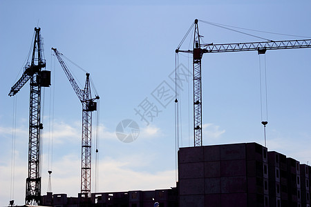 建筑工地上的起重和蓝色天空摩天大楼工程住房建筑学技术生长机械商业项目黄色图片