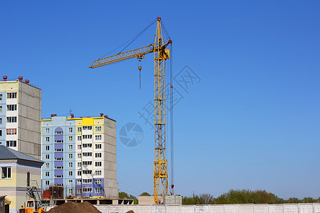 建筑工地上的黄黄色起重机和蓝色天空项目黄色机械工程金属生长起重机商业住房技术图片