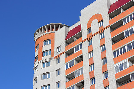 人居住的高楼对着蓝天房子生活场景蓝色框架公寓天空建造住房阳光图片