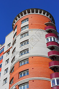 人居住的高楼对着蓝天蓝色框架住宅住房场景房子城市天空玻璃技术图片
