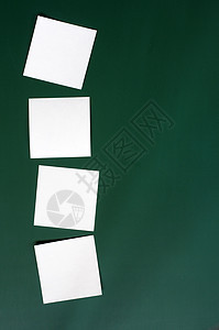 绿板上的空白纸条绿色黑色笔记广告牌粉笔木板绘画班级黑板教育图片