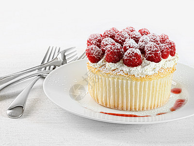 果莓和奶油的蛋糕图片