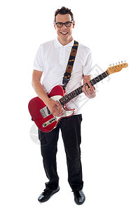 一个年轻吉他手的全镜头图片