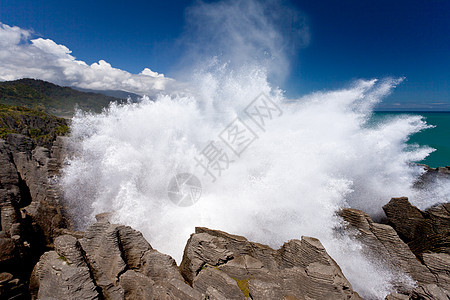在NZPunakaiki的煎饼岩石爆炸冲浪断路器石灰石生态旅游泡沫旅游碰撞破岸运动行动旅行图片