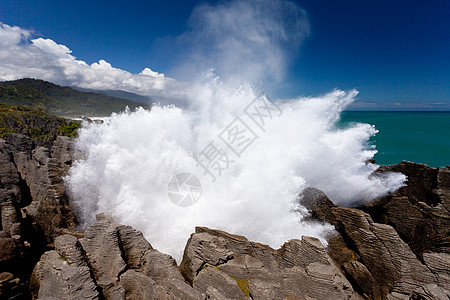 在NZPunakaiki的煎饼岩石爆炸冲浪行动碰撞石灰石断路器盐水冲击吸引力沉积运动生态图片