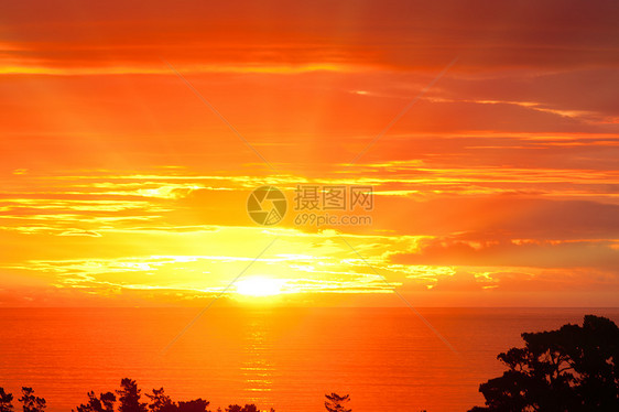 洋上橙色日落 戏剧性惊人气象太阳天气照明海岸线灯光水分天空环境地平线图片