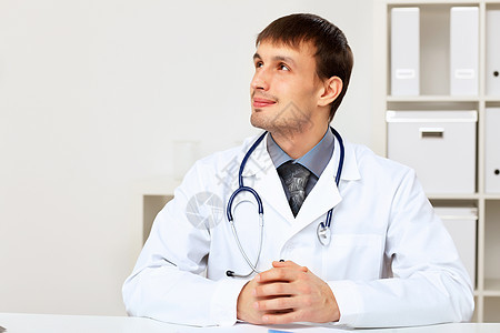 穿白制服的年轻男医生蓝色医师职业外套诊所从业者病人工作医院男性图片