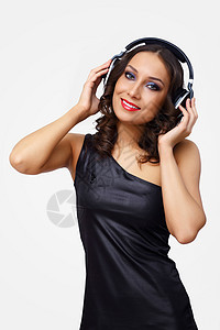 青年妇女戴耳机的肖像闲暇女士乐趣噪音女孩技术微笑成人娱乐幸福图片