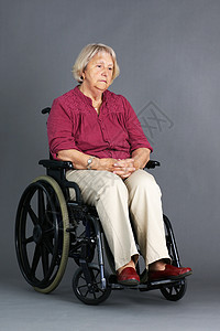 坐在轮椅上的可悲的高级妇女图片