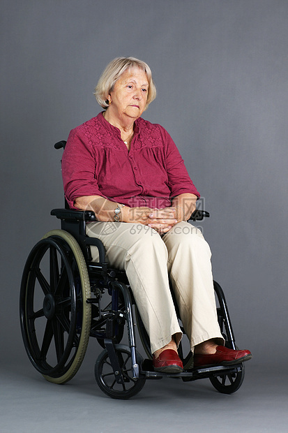 坐在轮椅上的可悲的高级妇女图片