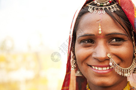 快乐的印度妇女部落女孩头巾微笑旅行传统衣服贫困女士乐趣图片