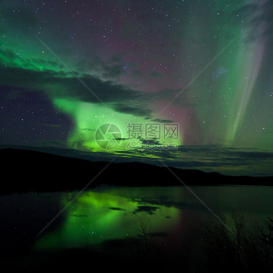 夜天星云 北极光照耀天空北极星地区白马天文学极光夜星磁场反射场地图片