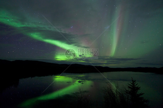 湖边黑暗路面的星光和北极光地区北极星天空反射夜星粒子场地天文学星星磁层图片