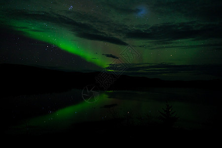 夜天星云 北极光照耀磁层北极星星星白马地区天空天文学极光反射镜子图片