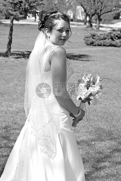 新娘和她的鲜花头发手臂花朵婚礼女性新人庆典白色花束黑色图片