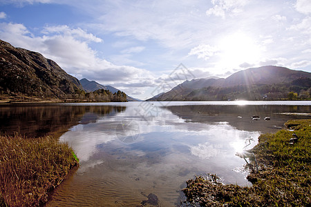 格伦芬南高地苏格兰Loch Shiel湖生态小岛全景季节晴天蓝色天空风景高地幽谷图片