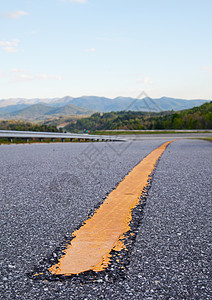 高速公路的分道通线黄色旅行车道城市树木天空乡村运动森林街道图片