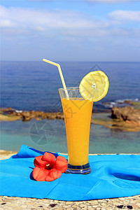 海景和水果鸡尾酒热带海岸保健天空假期果汁海滩晴天玻璃卫生图片