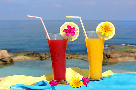 海景和水果鸡尾酒冲浪海洋橙子蓝色晴天玻璃天空海滩饮料果汁图片