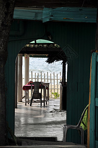 透过海滩小屋看大海的风景图片