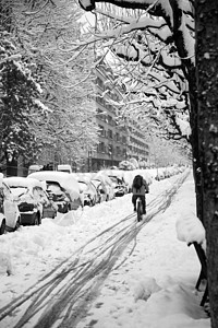 雪中骑自行车图片