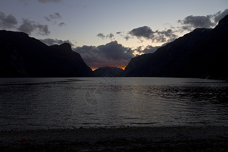 在北纬的fjord 上方的夜视爬坡海洋天空银行多云海岸农村乌云海浪水平图片