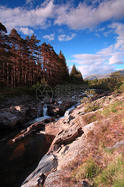 苏格兰高地的瀑布阳光场景风景森林岩石天空环境图片