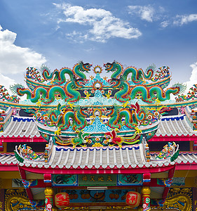 中国寺庙屋顶的龙雕像雕塑宗教动物艺术传统节日力量金子文化装饰品图片