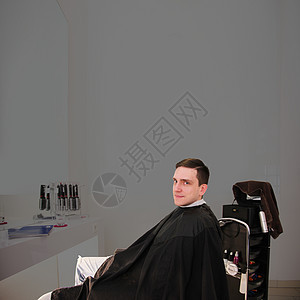 在理发沙龙的男人顾客梳子美容师理发店造型师刷子发型工作女士金发图片