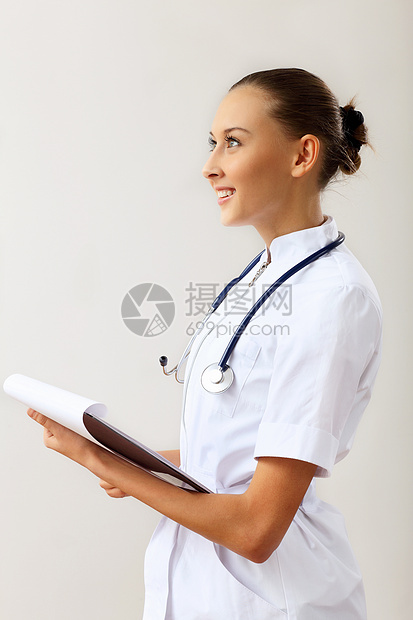 穿白制服的年轻女医生幸福从业者成人职业女士工作医院临床专家女性图片