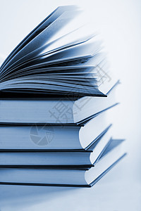 以一册书本打开科学知识全书学习学校白色知识分子字典出版物文学图片