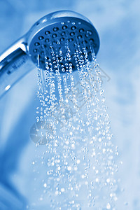 金属淋浴产生的水洒水器流动蓝色运动水滴宏观浴室卫生家庭液体图片