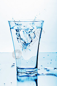 纯洁的泉水喷入玻璃杯中气泡口渴玻璃飞溅反射立方体运动涟漪蓝色生态图片