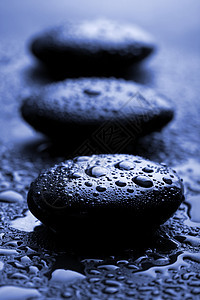 带水滴的闪亮宝石岩石药品蓝色治疗石头环境平衡身体禅意温泉图片