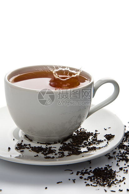 孤立的白杯茶叶喷洒图片