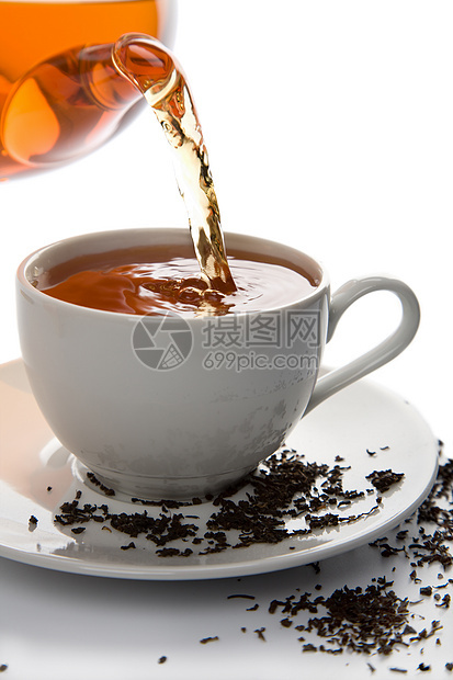 向孤立的白杯中倒茶补品杯子波纹水滴餐厅气泡草本植物茶壶饮料健康图片