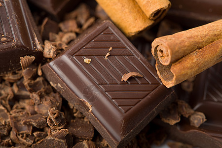 巧克力和肉桂碎碎片宏观糖果美食棕色小吃食物诱惑可可正方形营养图片