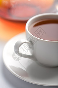 在白杯中的茶叶图片