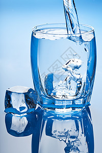 用冰块冲入玻璃中的水调子气泡反射酒精波纹生态蓝色茶点运动溪流图片