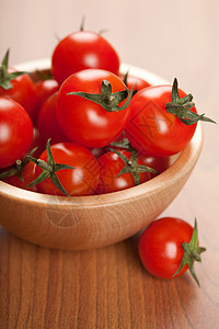 木碗中成熟的西红柿木头沙拉小吃红色食物蔬菜美食午餐营养饮食图片
